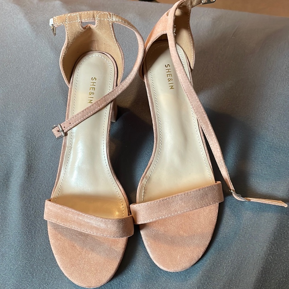 Nude chunk heel